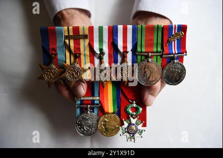 Foto del file del 03/06/19 di Don Sheppard, con le sue medaglie nella sua casa di Basildon, Essex. Il veterano del D-Day che ha contribuito a liberare il campo di concentramento di Bergen-Belsen è morto all'età di 104 anni. Sheppard, un cavaliere di spedizione per i Royal Engineers, sbarcò sulla spiaggia di Juno il 6 giugno 1944 in un carro armato da sbarco. Data di pubblicazione: Domenica 8 settembre 2024. Foto Stock