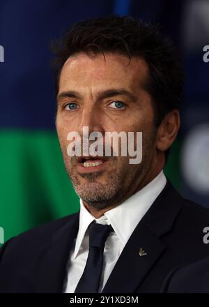 Parigi, Francia. 6 settembre 2024. Gianluigi Buffon, ex portiere Italia, Juventus, Parma e PSG e attuale Capo delegazione Italia, guarda l'inno nazionale prima della partita di UEFA Nations League al Parc des Princes di Parigi. Il credito per immagini dovrebbe essere: Jonathan Moscrop/Sportimage Credit: Sportimage Ltd/Alamy Live News Foto Stock