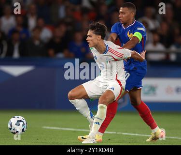 Parigi, Francia. 6 settembre 2024. Sotto la pressione della Francia Kylian Mbappe, Samuele Ricci dona la palla al portiere italiano Gianluigi Donnarumma durante la partita di UEFA Nations League a le Parc des Princes, Parigi. Il credito per immagini dovrebbe essere: Jonathan Moscrop/Sportimage Credit: Sportimage Ltd/Alamy Live News Foto Stock