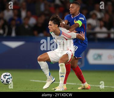 Parigi, Francia. 6 settembre 2024. Sotto la pressione della Francia Kylian Mbappe, Samuele Ricci dona la palla al portiere italiano Gianluigi Donnarumma durante la partita di UEFA Nations League a le Parc des Princes, Parigi. Il credito per immagini dovrebbe essere: Jonathan Moscrop/Sportimage Credit: Sportimage Ltd/Alamy Live News Foto Stock