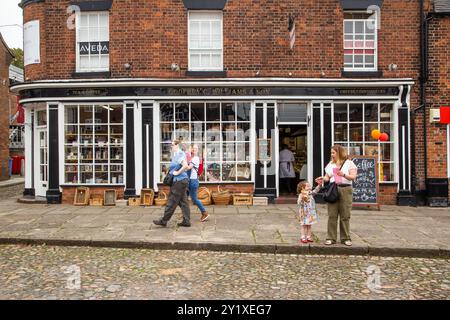 Tradizionale gastronomia e negozio di alimentari nella città mercato del Cheshire di Sandbach Foto Stock