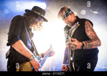 Oslo, Norvegia. 28 agosto 2024. Il chitarrista e musicista americano Chris Holmes (R) esegue un concerto dal vivo al John Dee di Oslo. Foto Stock