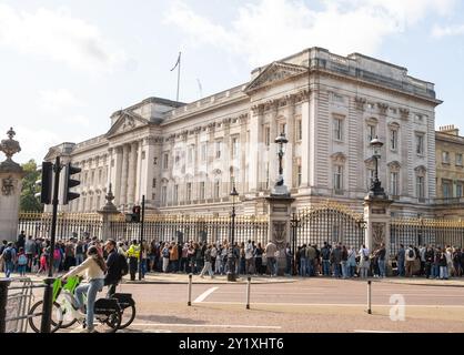 La folla si riunisce fuori Buckingham Palace, pronta per il cambio della Guardia Foto Stock