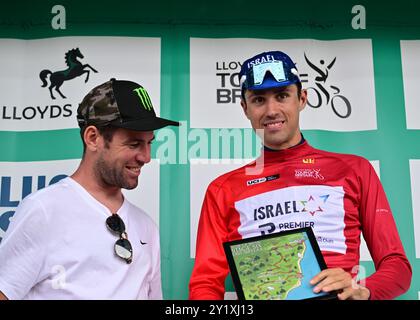 Felxistowe, Regno Unito, Regno Unito. 8 settembre 2024. Ethan Vernon, Israele - Premier Tech nella maglia rossa dei velocisti sul podio con Mark Cavendish dopo la fase 6 Lowestoft > Felixstowe, Tour of Britain, 8 settembre 2024, Credit:Pete Goding Credit: Peter Goding/Alamy Live News Foto Stock