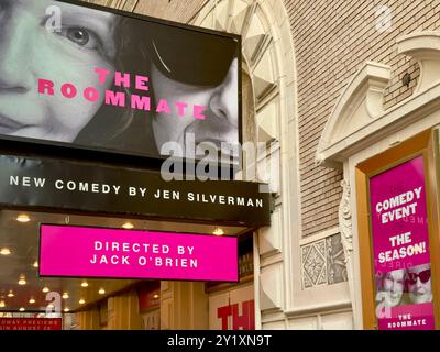 Il cartello comico del compagno di stanza al Booth Theatre di Broadway a Manhattan NYC Foto Stock