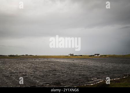 Una dreich, immagine estiva HDR della parte occidentale del Loch Druidibeag a South Uist, Ebridi esterne, Scozia. 9 agosto 2024 Foto Stock