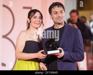 Venezia, Italia. 7 settembre 2024. VENEZIA, ITALIA - 7 SETTEMBRE: Arshia Shakiba e Zayne Akyol accettano la posa del miglior cortometraggio con il premio per il miglior cortometraggio durante la 81a Mostra Internazionale d'Arte cinematografica di Venezia al Palazzo del Cinema il 7 settembre 2024 a Venezia, Italia. Crediti: Matteo Chinellato/Alamy Live News Foto Stock