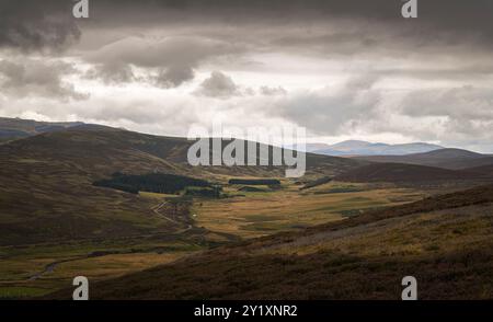 Un'immagine HDR nuvolosa e autunnale di Upper Strathdon che guarda a est dal punto di vista di Corgarff , Grampian, Scozia. 3 settembre 2024. Foto Stock