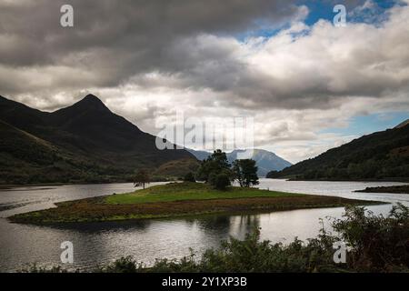 Un'immagine autunnale HDR di Loch Leven e Eilean nam Ban vicino a Kinlochleven con il Pap di Glen Coe a sinistra, lochaber, Scozia. 4 settembre 2024 Foto Stock