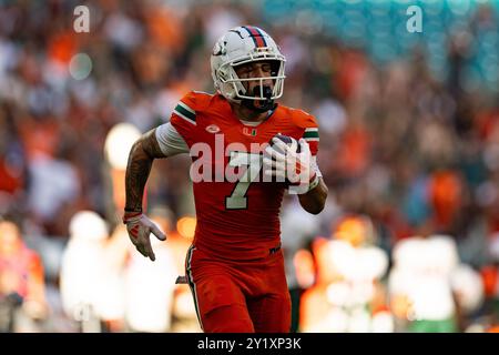 MIAMI GARDENS, FLORIDA - 7 SETTEMBRE: Xavier Restrepo n. 7 dei Miami Hurricanes segna un touchdown contro i Florida A&M Rattlers a Hard Rock sta Foto Stock