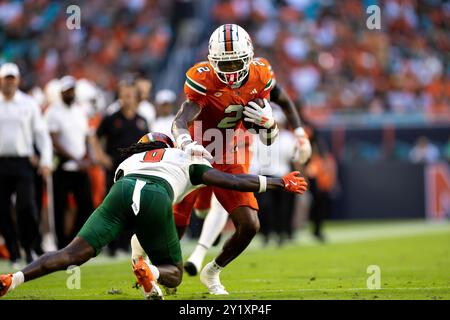 MIAMI GARDENS, FLORIDA - 7 SETTEMBRE: Isaiah Horton n. 2 dei Miami Hurricanes lancia la palla contro i Florida A&M Rattlers all'Hard Rock Stadium On Foto Stock