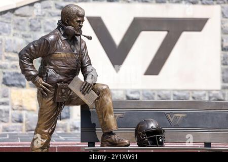 7 settembre 2024: Statua del leggendario allenatore dei Virginia Tech Hokies Frank Beamer prima della partita di football NCAA tra il branco Marshall Thundering Foto Stock