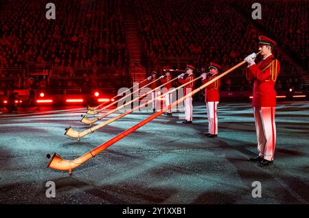 Banda centrale delle forze Armate Svizzere con soldati che soffiano alfanni all'esibizione di Edinburgh Military Tattoo, Scozia, Regno Unito Foto Stock