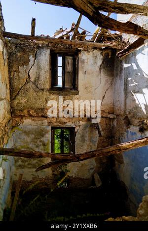 Romagnano al Monte, le rovine dell'antico borgo abbandonato dopo il terremoto del 1980, Salerno, Campania, Italia Foto Stock