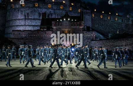 I soldati del Kings Colour Squadron Royal Air Force in marcia in mostra, Edinburgh Military Tattoo, Scozia, Regno Unito Foto Stock