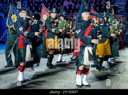 Soldati scozzesi in marcia suonando cornamuse, esibizione di Edinburgh Military Tattoo, Scozia, Regno Unito Foto Stock