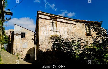 Romagnano al Monte, le rovine dell'antico borgo abbandonato dopo il terremoto del 1980, Salerno, Campania, Italia Foto Stock