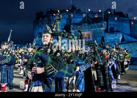 Soldati scozzesi in marcia suonando cornamuse, esibizione di Edinburgh Military Tattoo, Scozia, Regno Unito Foto Stock