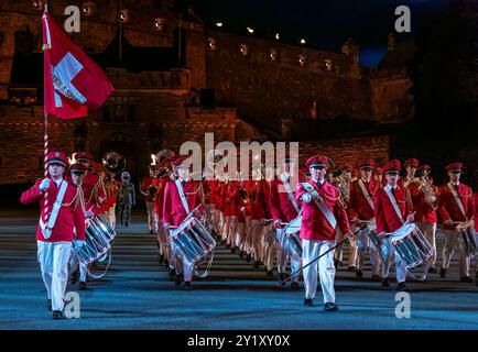 Swiss Armed Forces Central Band suona la batteria all'esibizione Edinburgh Military Tattoo, Scozia, Regno Unito Foto Stock