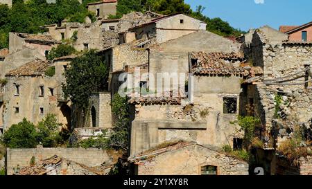 Romagnano al Monte, le rovine dell'antico borgo abbandonato dopo il terremoto del 1980, Salerno, Campania, Italia Foto Stock