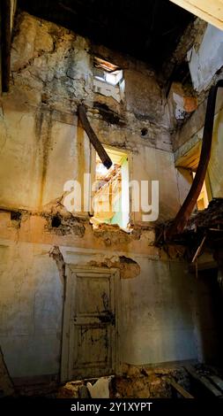 Romagnano al Monte, le rovine dell'antico borgo abbandonato dopo il terremoto del 1980, Salerno, Campania, Italia Foto Stock