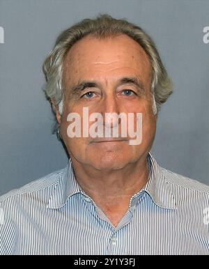 Bernard Madoff's Mugshot, marzo 2009 - Bernie è stato un criminale finanziario e finanziere statunitense che è stata la mente ammessa del più grande schema Ponzi conosciuto della storia (29 aprile 1938 - 14 aprile 2021) Foto Stock