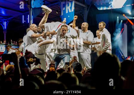 Parigi, Francia. 7 settembre 2024. La squadra francese di Para Judo celebra le tre medaglie al Club France durante i Giochi Paralimpici di Parigi 2024. Crediti: Fabienne Koch/Alamy Live News Foto Stock