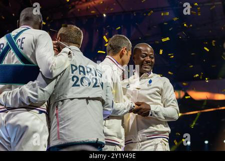 Parigi, Francia. 7 settembre 2024. La squadra francese di calcio cieco viene celebrata al Club France per la vittoria della medaglia d'oro ai Giochi paralimpici di Parigi 2024. Crediti: Fabienne Koch/Alamy Live News Foto Stock