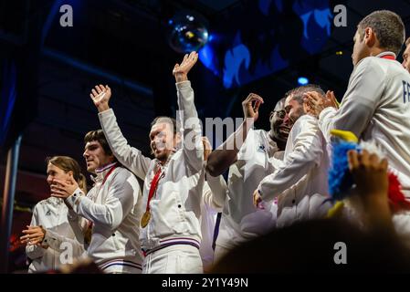 Parigi, Francia. 7 settembre 2024. La squadra francese di calcio cieco viene celebrata al Club France per la vittoria della medaglia d'oro ai Giochi paralimpici di Parigi 2024. Crediti: Fabienne Koch/Alamy Live News Foto Stock