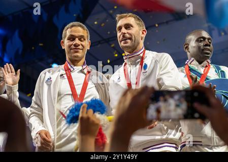 Parigi, Francia. 7 settembre 2024. Gaël Rivière, Alessandro Bartolomucci e Khalifa Youme della squadra francese di calcio cieco festeggiano con i loro tifosi al Club France dopo aver vinto la medaglia d'oro ai Giochi Paralimpici di Parigi 2024. Crediti: Fabienne Koch/Alamy Live News Foto Stock