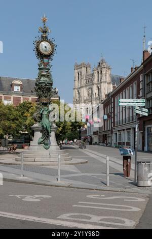 Amiens, Francia - 2 agosto 2024: Via della città con la Cattedrale di Amiens sullo sfondo Foto Stock