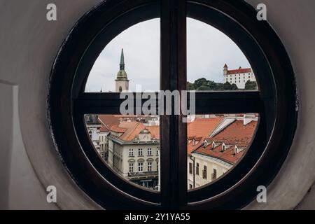 Vista del centro di Bratislava dalla finestra della torre del municipio della città vecchia Foto Stock