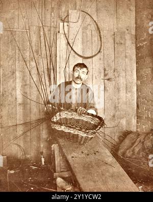 Tessitore cesti, tessitore cesti tradizionale, creatore cesti Old Time Foto Stock