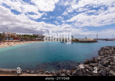 Die Badebucht Playa de la Pinta neben dem Hafen Puerto Colon in Costa Adeje auf Teneriffa. Foto Stock