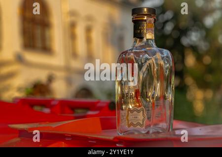 Colore estate calda mattina nelle strade in pendenza a Liberec CZ 08 31 2024 Foto Stock