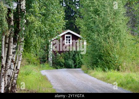 Vecchia casa sulla strada sterrata a Uukuniemi, Finlandia orientale, agosto 2024 Foto Stock