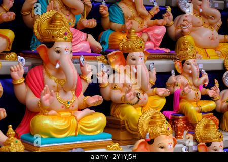 7 settembre 2024, nuovi idoli del Dio conosciuti come Ganesha o Ganapati in vendita in un negozio alla vigilia del festival Ganesh a Pune, India. Foto Stock