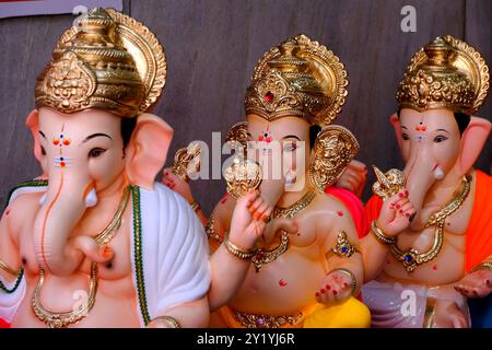 7 settembre 2024, nuovi idoli del Dio conosciuti come Ganesha o Ganapati in vendita in un negozio alla vigilia del festival Ganesh a Pune, India. Foto Stock