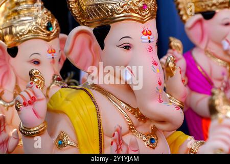 7 settembre 2024, nuovi idoli del Dio conosciuti come Ganesha o Ganapati in vendita in un negozio alla vigilia del festival Ganesh a Pune, India. Foto Stock