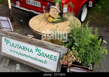 Vendita di erbe da auto rosse al mercato del sabato al villaggio di Fiskars, Uusimaa, Finlandia, nell'agosto 2024 Foto Stock