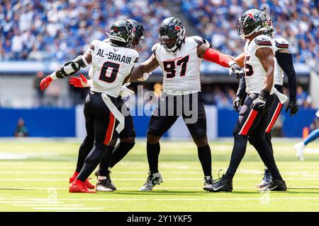 Indianapolis, Indiana, Stati Uniti. 8 settembre 2024. I difensori degli Houston Texans celebrano il sack durante la partita NFL contro gli Indianapolis Colts al Lucas Oil Stadium di Indianapolis, Indiana. John Mersits/CSM/Alamy Live News Foto Stock