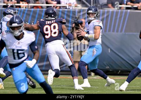 Chicago, Stati Uniti. 8 settembre 2024. Il quarterback dei Tennessee Titans Will Levis (8) cerca un open receiver contro i Chicago Bears al Soldier Field di Chicago domenica 8 settembre 2024. Foto di Mark Black/UPI Credit: UPI/Alamy Live News Foto Stock