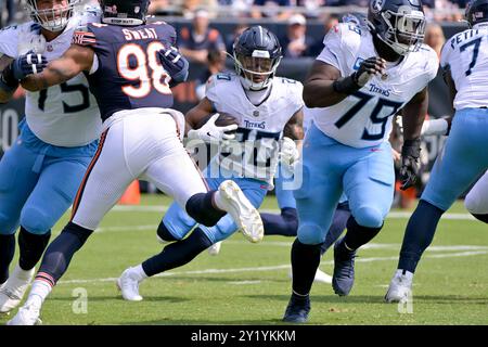 Chicago, Stati Uniti. 8 settembre 2024. Il running back dei Tennessee Titans Tony Pollard (20) corre la palla contro i Chicago Bears al Soldier Field di Chicago domenica 8 settembre 2024. Foto di Mark Black/UPI Credit: UPI/Alamy Live News Foto Stock