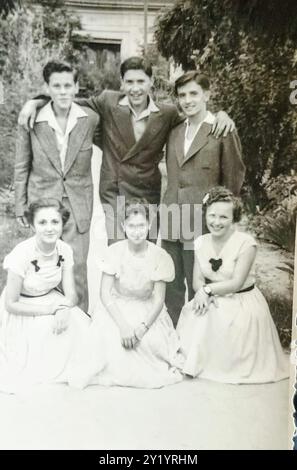 Jugoslavia (ora Serbia) - 1959: Foto di gruppo di 1959 diplomati delle scuole superiori con abiti da ballo Foto Stock