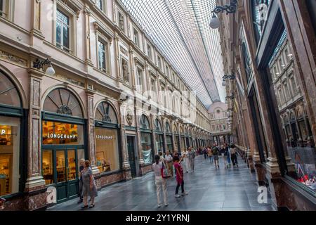 Die Galeries Royales Saint-Hubert Sint-Hubertusgalerij Koninginnegalerij Galerie de la Reine ist eine Ladenpassage a Brüssel. DAS gesamte Bauwerk ist in einem italianisierenden Cinquecento-Stil gehalten. Galeries Royales Saint-Hubert *** The Galeries Royales Saint Hubert Sint Hubertusgalerij Koninginnegalerij Galerie de la Reine è una galleria di negozi a Bruxelles l'intero edificio è in stile Cinquecento italiano Galeries Royales Saint Hubert Foto Stock