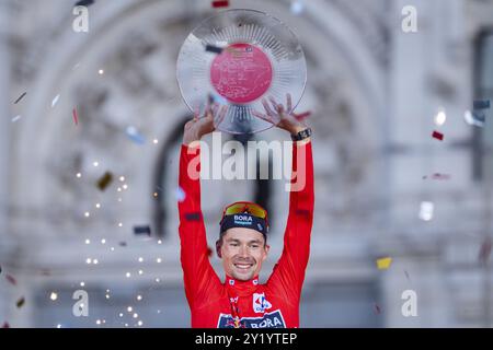 Primoz Roglic della Slovenia e il Team Red Bull Bora - Hansgrohe festeggia la sua vittoria al termine del 79° Tour di Spagna 2024 - Stage 21 l'8 settembre 2024 a Madrid, Spagna. Foto Stock