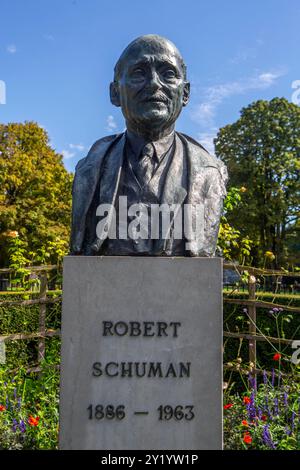 Schuman-Büste am Jubelpark a Brüssel. Jean-Baptiste Nicolas Robert Schuman War Französischer Ministerpräsident und bereitete als Außenminister des Landes den Weg zur Schaffung der Montanunion vor Schuman-Plan. Später War er Präsident des Europäischen Parlaments. Schuma-Büste *** Schuman busto al Jubelpark di bruxelles Jean Baptiste Nicolas Robert Schuman è stato primo ministro francese e, in qualità di ministro degli Esteri della contea, ha aperto la strada alla creazione del piano Schuman della Comunità europea del carbone e dell'acciaio, in seguito è stato presidente del busto Schuma del Parlamento europeo Foto Stock