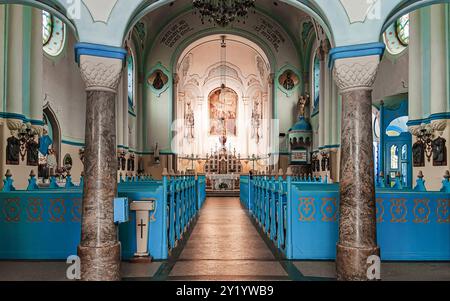 la navata centrale della chiesa blu di bratislava Foto Stock