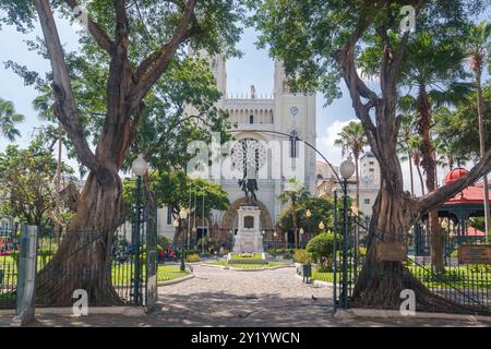 Catedral Metropoliana nel Parque Seminario Simon Bolivar Monument, nel centro di Guayaquil, Ecuador Foto Stock