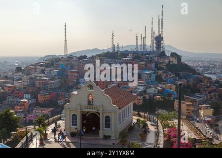 La chiesa Iglesia del Cerro de Santa Ana e le tipiche case colorate sulla collina di Santa Ana con le sue torri di comunicazione per la trasmissione televisiva, Guayaquil, Foto Stock